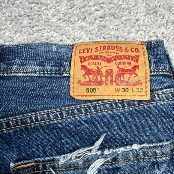 Levi's Shorts Mens 30 Jeans Cut Offs Denim Reworked Distressed Holes Raw Hem 505 - Picture 7 of 7